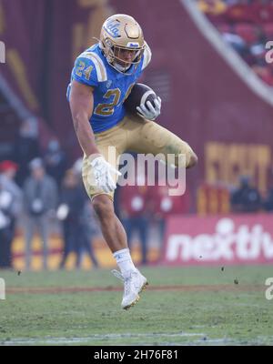 20 novembre 2021 UCLA Bruins running back Zach Charcoonnet #24 porta la palla durante la partita di football NCAA tra i Bruins UCLA e i Trojan USC al Los Angeles Coliseum, California. Credito fotografico obbligatorio : Charles Bao/CSM Foto Stock