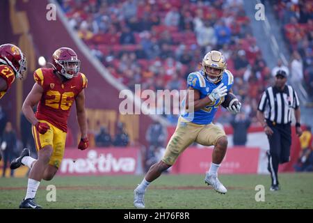 20 novembre 2021 UCLA Bruins running back Zach Charcoonnet #24 porta la palla durante la partita di football NCAA tra i Bruins UCLA e i Trojan USC al Los Angeles Coliseum, California. Credito fotografico obbligatorio : Charles Bao/CSM Foto Stock