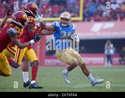 20 novembre 2021 UCLA Bruins running back Zach Charcoonnet #24 porta la palla durante la partita di football NCAA tra i Bruins UCLA e i Trojan USC al Los Angeles Coliseum, California. Credito fotografico obbligatorio : Charles Bao/CSM Foto Stock