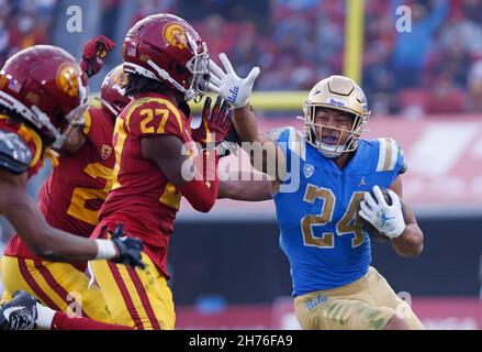 20 novembre 2021 UCLA Bruins running back Zach Charcoonnet #24 porta la palla durante la partita di football NCAA tra i Bruins UCLA e i Trojan USC al Los Angeles Coliseum, California. Credito fotografico obbligatorio : Charles Bao/CSM Foto Stock