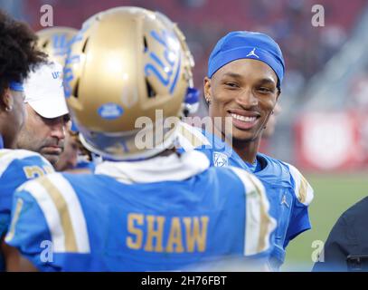 20 novembre 2021 UCLA Bruins quartterback Dorian Thompson-Robinson #1 in azione durante la partita di football NCAA tra i Bruins UCLA e i Trojan USC al Los Angeles Coliseum, California. Credito fotografico obbligatorio : Charles Bao/CSM Foto Stock