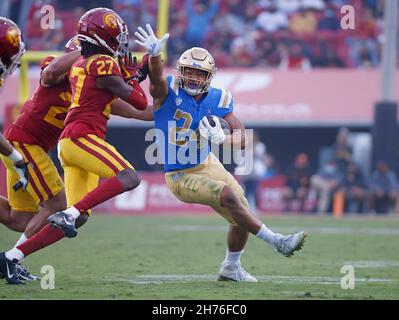 20 novembre 2021 UCLA Bruins running back Zach Charcoonnet #24 porta la palla durante la partita di football NCAA tra i Bruins UCLA e i Trojan USC al Los Angeles Coliseum, California. Credito fotografico obbligatorio : Charles Bao/CSM Foto Stock