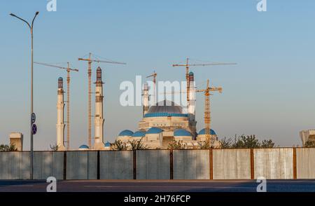 Astana Grande Moschea in costruzione. La moschea sarà la più grande dell'Asia centrale. Nur-Sultan, Astana, Kazakshtan Foto Stock