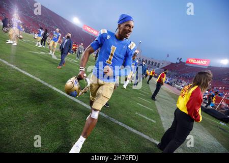 20 novembre 2021 UCLA Bruins quarterback Dorian Thompson-Robinson #1 celebra dopo la partita di football NCAA tra i Bruins UCLA e i Trojan USC al Los Angeles Coliseum, California. Credito fotografico obbligatorio : Charles Bao/CSM Foto Stock