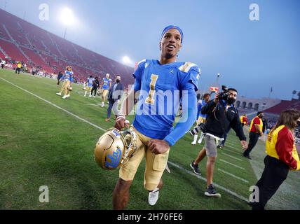 20 novembre 2021 UCLA Bruins quarterback Dorian Thompson-Robinson #1 celebra dopo la partita di football NCAA tra i Bruins UCLA e i Trojan USC al Los Angeles Coliseum, California. Credito fotografico obbligatorio : Charles Bao/CSM Foto Stock