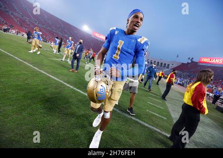 20 novembre 2021 UCLA Bruins quarterback Dorian Thompson-Robinson #1 celebra dopo la partita di football NCAA tra i Bruins UCLA e i Trojan USC al Los Angeles Coliseum, California. Credito fotografico obbligatorio : Charles Bao/CSM Foto Stock