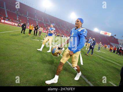 20 novembre 2021 UCLA Bruins quarterback Dorian Thompson-Robinson #1 celebra dopo la partita di football NCAA tra i Bruins UCLA e i Trojan USC al Los Angeles Coliseum, California. Credito fotografico obbligatorio : Charles Bao/CSM Foto Stock