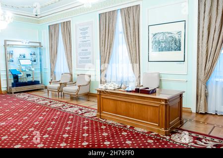 Original Desk, tavolo con telefoni del Nursultan Nazarbaev sala di accoglienza - Museo del primo Presidente della Repubblica del Kazakistan, Nur-Sultan Foto Stock