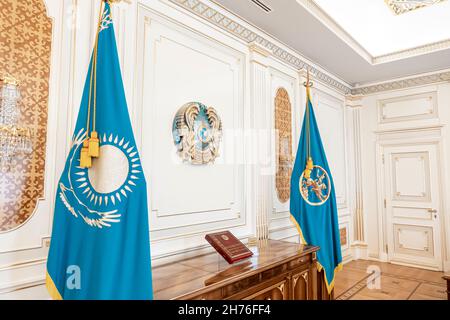 Stemma, bandiere, simboli e emblemi del Kazakistan - il Museo del primo Presidente della Repubblica del Kazakistan, Nur-Sultan, Astana Foto Stock