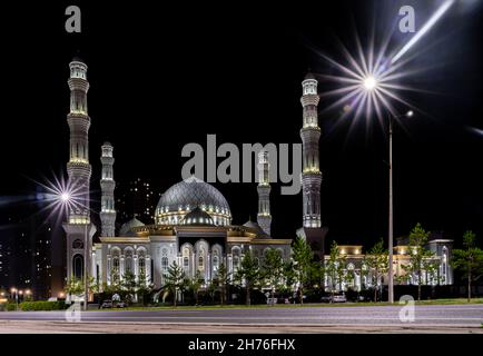 Vista notturna della Moschea del Sultano di Hazrat, Astana, Nur-Sultan, Kazakhstan. Aperto nel 2012. È la moschea più grande dell'Asia centrale. Foto Stock