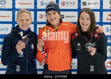 Debrecen, Ungheria. 20 Nov 2021. La medaglia d'oro Suzanne Schulting (C) dei Paesi Bassi, la medaglia d'argento Arianna Fontana (L) d'Italia e la medaglia di bronzo Kim Boutin del Canada celebrano durante la cerimonia di premiazione dopo la finale femminile da 500 m alla serie di skating Short Track Speed della Coppa del mondo ISU a Debrecen, Ungheria, 20 novembre 2021. Credit: Attila Volgyi/Xinhua/Alamy Live News Foto Stock