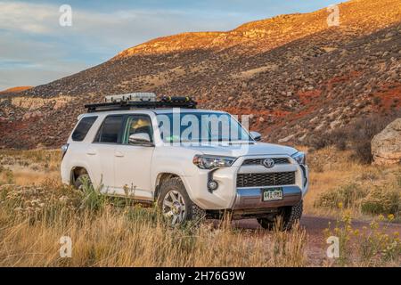 Fort Collins, CO, USA - 20 ottobre 2021: Toyota 4Runner SUV (2016 Trail Edition) al tramonto in Red Mountain Open Space, scenario autunnale di Colorado stand Foto Stock