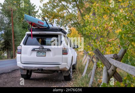 Fort Collins, CO, USA - 7 ottobre 2021: Toyota 4Runner SUV (modello 2016 trail) con un lungo stand up paddleboard da corsa (Stealth Mistral) dopo il paddlin Foto Stock
