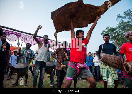 Jharkhand, India. 19 Nov 2021. I devoti celebrano il festival Sagun Sohrai. Sohrai è un festival del raccolto invernale e uno dei più importanti festival di Santhals a Jharkhand e nel Bengala Occidentale. Sagun Sohrai festival celebrato a Jharkhand. Questo festival è noto anche come ''Gorukhuntav' (Credit Image: © Rohit Shaw/Pacific Press via ZUMA Press Wire) Foto Stock