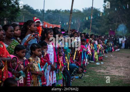 Jharkhand, India. 19 Nov 2021. I devoti celebrano il festival Sagun Sohrai. Sohrai è un festival del raccolto invernale e uno dei più importanti festival di Santhals a Jharkhand e nel Bengala Occidentale. Sagun Sohrai festival celebrato a Jharkhand. Questo festival è noto anche come ''Gorukhuntav' (Credit Image: © Rohit Shaw/Pacific Press via ZUMA Press Wire) Foto Stock