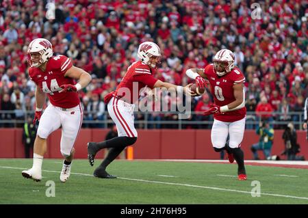 Madison, WISCONSIN, Stati Uniti. 20 Nov 2021. I distintivi del Wisconsin riempono i blocchi John Chenal #44 mentre i badgers del Wisconsin si accachiano Graham Mertz #5, mentre i distintivi del Wisconsin tornano a Braelon Allen #0 durante la partita di football NCAA tra i Nebraska Cornhuskers e i distintivi del Wisconsin al Camp Randall Stadium di Madison, WISCONSIN. Il Wisconsin sconfisse il Nebraska 35-28. Kirsten Schmitt/CSM/Alamy Live News Foto Stock