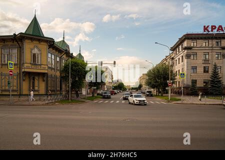 Vista di M. Gorky Street da Karl Marx Avenue con la vecchia casa di Sevastyanov all'angolo in una giornata estiva. Foto Stock