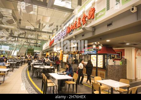 Singapore Food Street subito dopo la partenza al Terminal 3 dell'Aeroporto di Changi. Foto Stock