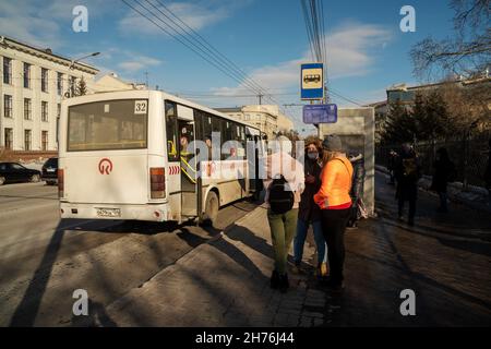 Fermata dell'autobus Cinema Luch con un autobus bianco e persone in attesa sul Prospekt Mira in una giornata di primavera. Foto Stock