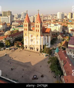 21 novembre 2021 - Qingdao, Cina: Vista aerea della Cattedrale di San Michele nel centro di Qingdao Foto Stock