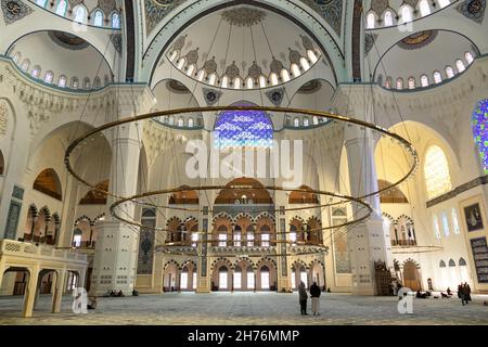 Camlica moschea vista generale interno. La moschea più grande della Turchia. Design ottomano. Novembre 2021. Uskudar, Istanbul Foto Stock