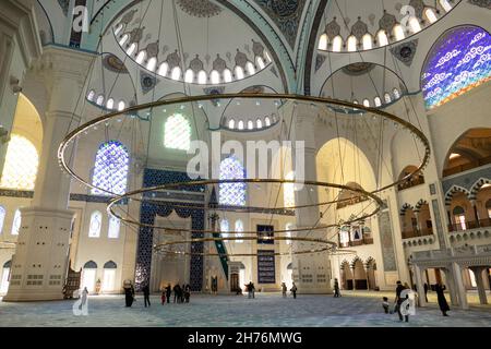 Camlica moschea vista generale interno. La moschea più grande della Turchia. Design ottomano. Uskudar, Istanbul. Novembre 2021 Foto Stock