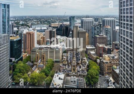 Vista riassuntiva del CBD di Sydney con il Municipio di Sydney e la Cattedrale di St Andrew, Sydney, nuovo Galles del Sud, Australia Foto Stock