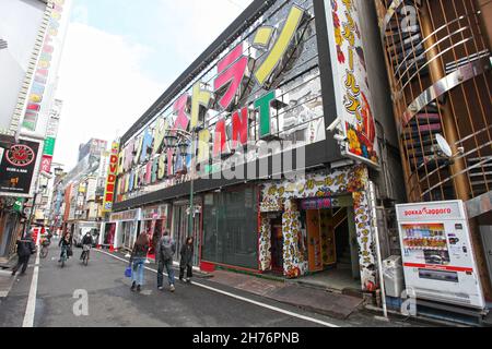 Fuori dal colorato Robot Restaurant situato a Kabukicho nella città di Shinjuku, Tokyo. Il ristorante Robot è uno dei luoghi più popolari della zona. Foto Stock