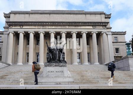 New York City, USA - 15 novembre 2021: Gli studenti camminano accanto alla statua di Alma Mater di fronte al Low Library Building della Columbia University di Manh Foto Stock