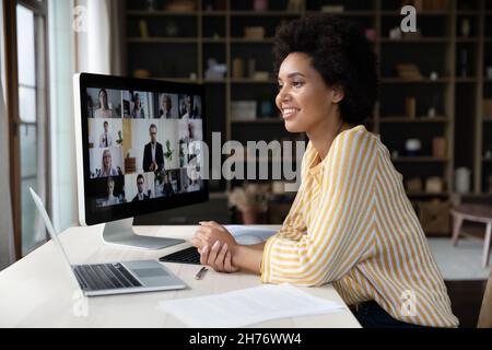 Un dipendente afro-americano felice che parla in videoconferenza Foto Stock