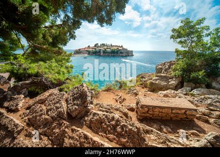 Un isolotto esclusivo, privato e idilliaco, chiamato un hotel-villaggio, che si snoda nel mare visto da un sentiero panoramico che si snoda lungo un tratto boscoso roccioso di Foto Stock