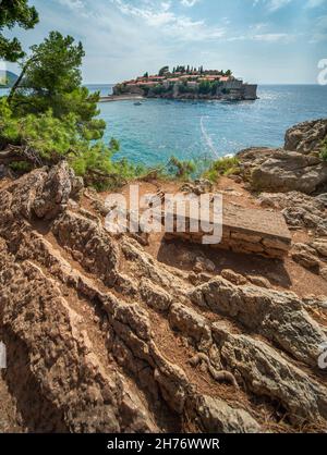 Un isolotto esclusivo, privato e idilliaco, chiamato un hotel-villaggio, che si snoda nel mare visto da un sentiero panoramico che si snoda lungo un tratto boscoso roccioso di Foto Stock