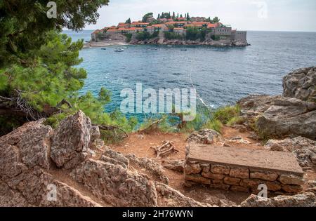 Un isolotto esclusivo, privato e idilliaco, chiamato un hotel-villaggio, che si snoda nel mare visto da un sentiero panoramico che si snoda lungo un tratto boscoso roccioso di Foto Stock