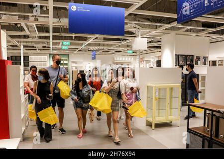 20 novembre 2021: Le persone che indossano maschere protettive visualizzano i mobili all'interno di uno showroom all'IKEA a Pasay City, Metro Manila, Filippine. Novembre 20, 2021. IKEA, un famoso negozio svedese di mobili per la casa, ha aperto il suo più grande outlet nelle Filippine, mentre il paese facilita le restrizioni al coronavirus per rilanciare l'economia che hanno sofferto a causa di blocchi per prevenire la diffusione di COVID-19. (Credit Image: © Basilio Sepe/ZUMA Press Wire) Foto Stock