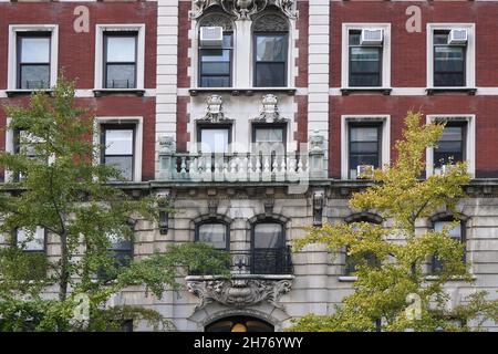 Edificio di appartamenti in vecchio stile di Manhattan con dettagli architettonici barocchi Foto Stock