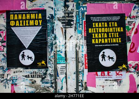 Atene, Grecia - 20 novembre 2021 Antifa poster nel distretto di Exarchia, considerata la zona ribelle di Atene, è famosa per essere un distretto di anarco Foto Stock