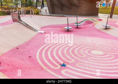 parco giochi rosa per bambini, nuovo stile moderno, design minimalista, architettura del cortile. parco giochi di nuova generazione Foto Stock