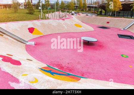 parco giochi rosa per bambini, nuovo stile moderno, design minimalista, architettura del cortile. parco giochi di nuova generazione Foto Stock