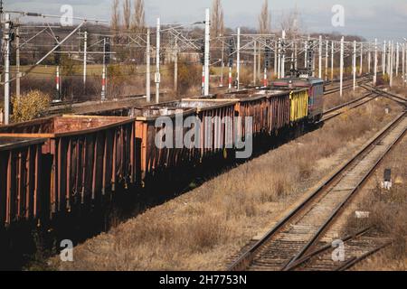 Svuotare i vecchi vagoni del treno merci e in una stazione. Foto Stock