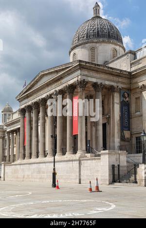 LONDRA, Regno Unito - 14 LUGLIO 2021: Vista esterna della National Gallery a Trafalgar Square Foto Stock