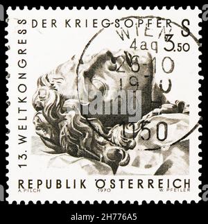 MOSCA, RUSSIA - 25 OTTOBRE 2021: Francobollo stampato in Austria dedicato al XIII Congresso mondiale delle vittime della guerra, circa 1970 Foto Stock