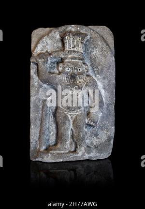 Stele egiziano romano del dio Bes, 1-2o secolo d.C., Coptos. Museo delle Belle Arti di Lione inv 1969-167. Calcare con tracce di policromo. BES è un A. Foto Stock