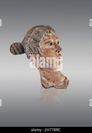 Maschera romana egiziana mummia di una donna, 2 ° secolo ad, dipinto di Paster. Museo di Belle Arti di Lione E413. Le maschere mummie o i ritratti sono spesso maschere in gesso Foto Stock