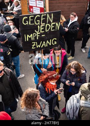 Vienna, Austria - Novembre 20 2021: Anti-Vax Covid-19 Demonstrator Holdig segno 'Gegen jeden Impfzwang' o 'contro tutte le coercion di vaccinazione'. Foto Stock