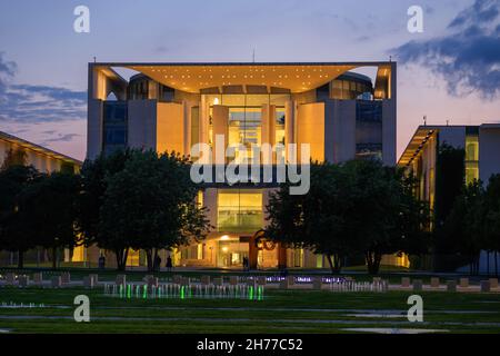 La Cancelleria tedesca (Bundeskanzleramt, Cancelleria federale) di notte, nella città di Berlino, Germania, ufficio esecutivo del cancelliere di GE Foto Stock