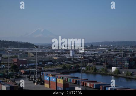 Il Monte Rainier, noto anche come Tahoma o Tacoma, è un grande stratovulcano attivo nella catena Cascade del Pacifico nord-occidentale. Foto Stock