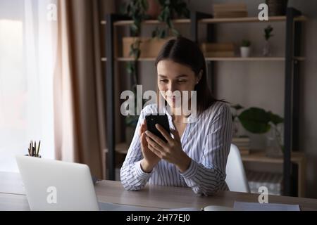 Sorridendo bella giovane donna d'affari usando il cellulare. Foto Stock
