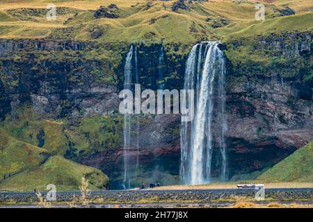 Seljalandfoss cascata in Islanda da lontano Foto Stock