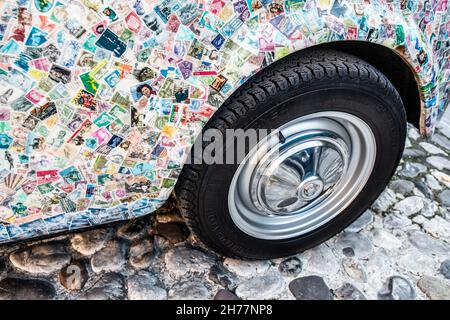 Un'auto storica coperta di francobolli Foto Stock