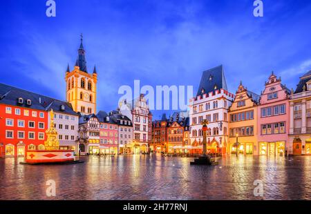 Trier, Germania. Hauptmarkt piazza del mercato e la chiesa di San Gangolf. Foto Stock